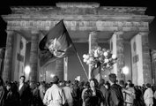 Brandenburgi kapu. Németország újraegyesítését ünneplők 1990. október 3-án, 1990