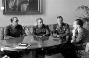 Vlaszov (bal szélen) találkozik Joseph Goebbels német propagandaminiszterrel (jobb szélen)