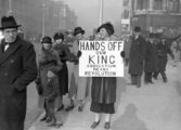 Eduárd lemondása ellen tüntető nő 1936-ban. „El a kezekkel a királyunktól – A lemondás forradalmat fog jelenteni!”