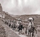 Jut indiánok lovagolnak a délnyugat-utahi Istenek Völgyében 1912-ben