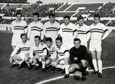 Stadio dei Centomila, 1956. december 12. AS Roma - Bp. Honvéd 3-2. A Honvéd csapata. A játékosokon a fekete karszalag a forradalom áldozataira emlékeztet