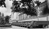 Katonás rendben felsorakoztatott vadonatúj, Opel márkájú katonai teherautók 1943-ban, az Iparcsarnok mellett. A látvány alapján felmerülhet a kérdés, hogy talán nem tévedésből hullottak az amerikai bombák a Városligetre. A Liget közepén, meggondolatlanul hadi célponttá tett Iparcsarnokkal a hadvezetés szinte kiprovokálta a hadiraktárt megsemmisítő bombatalálatot (Fortepan / Lissák Tivadar)