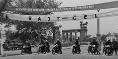 A Vasas SC  1949-ben rendezett nemzetközi gyorsasági motorversenyének rajtja a Hősök terénél, a Külső Andrássy úton. Ekkor még a kockakövön betolva kellett beindítani a motorokat (Fortepan / Kovács Márton Ernő)