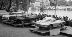 Valódi szenzációnak számítottak az 1969-ben kiállított Chevrolet, Ford, Plymouth típusú amerikai személygépkocsik. Látogattók tízezrei vonultak végig a Városligeti tó partján, hogy áhitattal megcsodálják az akkoriban itthon elérhetetlennek számító járműveket (Fortepan / Pálinkás Zsolt)