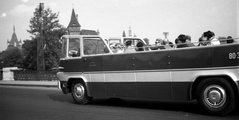 Kirándulás a zöldbe, a korszellemnek megfelelő módon, füstöt eregető gépjárművel: Ikarus 620-asból átalakított városnéző autóbusz hajt be a parkba a Városligeti tó hídján át 1965-ben (Fortepan / Braun Antal)