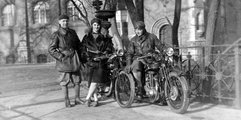 Az 1920-as évektől a „motorizált kirándulók” is feltűntek a Városliget sétányain . Főként a vállalkozó kedvű túramotorosoknak volt kedvelt célpontja a közpark.  A képen: motorosok 1930-ban a Széchenyi-szigetre vezető hídon. Jobbra egy New Hudson típusú, balra egy AJS típusú angol motorkerékpár (Fortepan / Privát fotó és filmarchívum - Urbach-gyűjtemény)