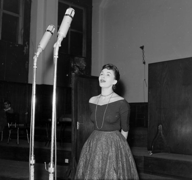 A Magyar Rádió stúdiója, Zsolnai Hédi énekesnő, 1958 (Adományozó: Szalay Zoltán)