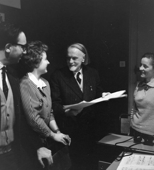 A Magyar Rádió stúdiója, középen Kodály Zoltán, jobbra a felesége, Péczely Sarolta, 1961 (Adományozó: Szalay Zoltán)
