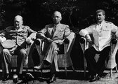 A potsdami konferencia résztvevői annak kezdetén: Winston Churchill brit miniszterelnök, Harry Truman amerikai elnök, Joszif Sztálin szovjet pártfőtitkár. (kép forrása: fineartamerica.com)