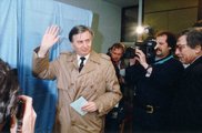 A Magyar Demokrata Fórum elnöke szavaz az első többpártrendszerű parlamenti képviselő-választás első fordulójában 1990. március 25-én