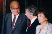 Feleségével és barátjával, Helmut Kohl német kancellárral