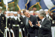 Hivatalos látogatáson az Amerikai Egyesült Államokban. A magyar kormányfőt George Bush, az USA elnöke fogadta.