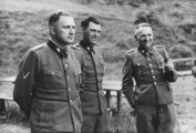 Josef Mengele (középen) Richard Baer és Rudolf Höss auschwitzi lágerparancsnokokkal, 1944. (kép forrása: Wikimedia Commons)