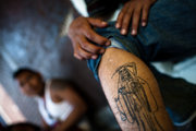 Santa Muerte-tetoválás egy mexikóvárosi férfi lábán (kép forrása: 123-tattoos.blogspot.com