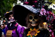Santa Muerte alakja elválaszthatatlan a mexikói halottak napi ünnepségtől, a Día de los Muertostól (kép forrása: elpais.com)