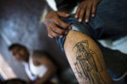 Santa Muerte-tetoválás egy mexikóvárosi férfi lábán