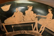 Pohárnok italt szolgál fel egy ókori görög edényen (kép forrása: Wikimedia Commons)