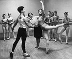 Andrássy út (Népköztársaság útja) 25., az Állami Balett Intézet növendékei. Középen Mák Magda balettmester, 1968
