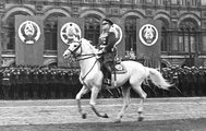 Zsukov az 1945. júniusi győzelmi felvonuláson Moszkvában (kép forrása: Twitter)