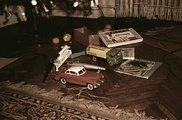 Elől egy piros Lendület autó, Packard. (Budapesti Lemezárugyár), 1966