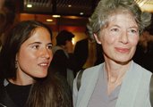 Mitterrand szeretője, Anne Pingeot (j) közös lányukkal, Mazarine Pingeot-val (kép forrása:The Independent)