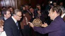 A Nemzeti Múzeum munkatársai megvizsgálják a Szent Koronát annak átadása előtt (kép forrása: mno.hu)