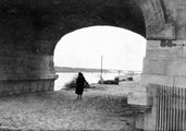 Alsó rakpart, háttérben a régi vasúti híd (1930) (Fortepan / Fortepan)