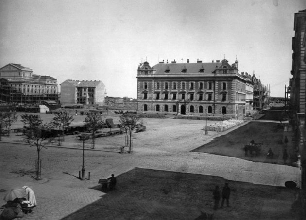 Széchenyi tér, jobbra a Postapalota, balra hátul a színház épülete (a kép 1883-ban készült) (Fortepan / Fődi Gábor)