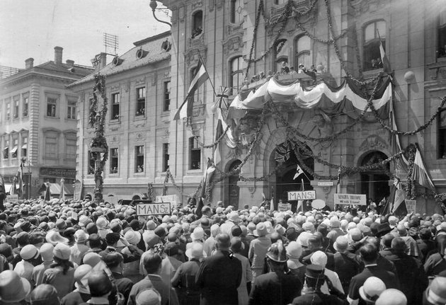 Trianon elleni tüntetés a Városháza előtt (1920) (Fortepan / Fődi Gábor)