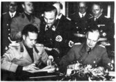 Ciano külügyminiszterként német kollégájával, Joachim von Ribbentroppal a bécsi Belvedere-kastélyban 1938. november 2-án (kép forrása: National Archives)