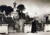 Róma, jezsuita Curia Generalizia kertje a Gianicolo domb oldalában, háttérben a vatikáni Szent Péter-bazilika, 1935
