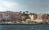 Procida sziget, kikötő a Via Roma felé nézve, szemben a Palazzo Merlato, 1964