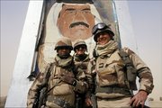 Amerikai katonák egy Szaddám-falfestmény előtt (kép forrása: ABC News)