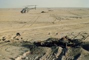 Amerikai helikopter repül el egy kilőtt iraki harckocsi roncsa felett a Sivatagi Vihar alatt (kép forrása: reddit.com)