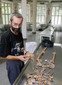 Arunas Barkus litván antropológus vizsgálja a katonák csontjait