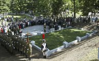A katonák ünnepélyes újratemetési szertartása a Antakalnis Katonai Temetőben 2003-ban 