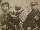 Fiatal Vörös Khmer fegyveresek (kép forrása: Longreads)