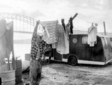 A munkások közül néhányan az építési területre vontatott lakókocsiban éltek (1960 júniusa)