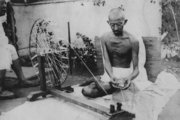 Gandhi fonalat sző otthonában, 1929. (kép forrása: carnegiecouncil.org)