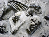 Kelta auxiliárius (római szolgálatban lévő harcos) egy dák harcos levágott fejét tartja szájában Traianus oszlopán (kép forrása: garethharney.wordpress.com)
