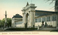 Az Iparcsarnok nyugati, sétatér felőli bejárata látható az 1903-ban készült képeslapon. A Liget legnagyobb épülete hasonló kort ért meg és hasonló sorsa jutott, mint a közelében álló Gerbeaud Cukrászda (Brück & Sohn Kunstverlag kiadása, magángyűjtemény)