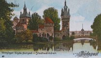 A fotó alapján rajzolt képeslap jobboldalán jól kivehető a Fővárosi Pavillon épülete a Vajdahunyad vára bejáratához vezető híd mögött (postai levelezőlap, 1911, magángyűjtemény)