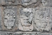 Késői maja koponyareliefek a Chichén Itzá-i „tzompantlin”, azaz koponyatartón (kép forrása: The History Blog)