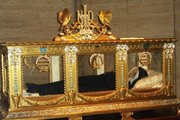 Szent Bernadett üvegszarkofágja napjainkban (arcán és kezein viaszból készült maszk található)