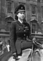 Erzsébet katonai egyenruhájában (kép forrása: Town& Country Magazine)