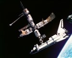 A Mir űrállomás egy amerikai űrsiklóval összekapcsolódva (kép forrása: popsci.com)