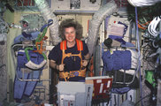 Shannon Lucid amerikai űrhajósnő egy futópadon edz a Mir űrállomáson (kép forrása: Wikimedia Commons)
