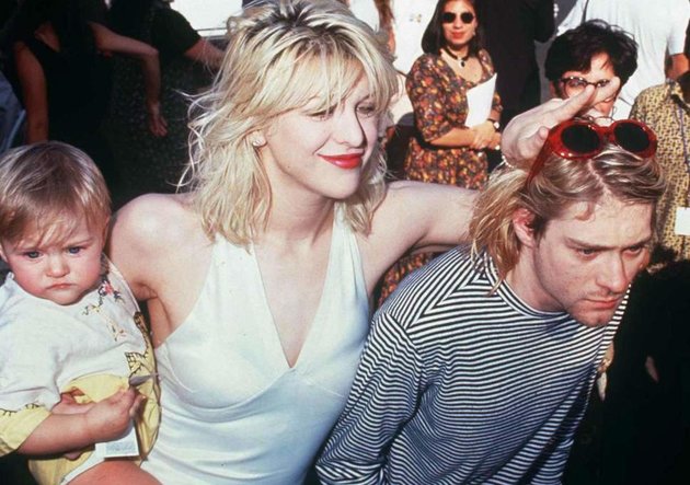 Kurt Cobain és Courtney Love kislányukkal, Frances Bean Cobainnel az 1993-as MTV díjátadó gálán (kép forrása: independent.co.uk)