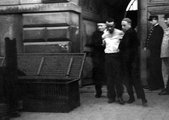 Weidmannt a guillotine-hoz vezetik 1939. június 17-én