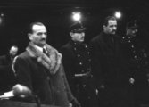 Endre Lászlót (b2) és Baky Lászlót (j2), a Szálasi kormány belügyminisztériumi államtitkárait - a tömeges gyilkosságok, mindenekelőtt a zsidó vallású állampolgárok százezreinek Auschwitzba szállításának fő szervezőit - a népbíróság 1946. január 4-én halálra ítélte (MTI)